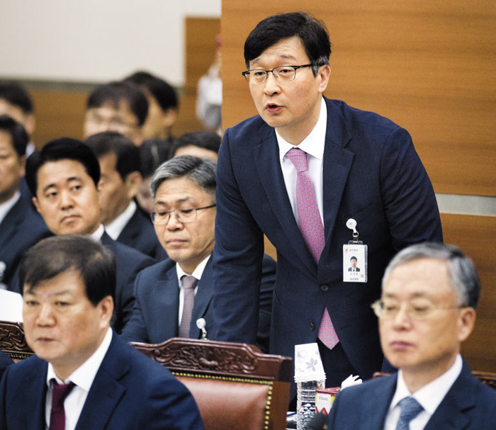 ‘조국 수사’ 실무책임자, 與 국감 질의에 답변 - 7일 국회 법제사법위원회의 서울고검 국정감사에서 ‘조국 사건’ 실무책임자인 송경호 서울중앙지검 3차장이 앞줄에 앉은 배성범(왼쪽) 중앙지검장, 김영대 서울고검장 너머 김종민 민주당 의원 질의에 답하고 있다. 여당 의원들은 압수 수색 당시 정경심씨의 졸도 주장에 검찰이 “새빨간 거짓말”이라고 했다는 보도를 왜 부정하지 않았느냐는 식의 ‘조국 일가 해명성’ 질문으로 그를 공격했다.