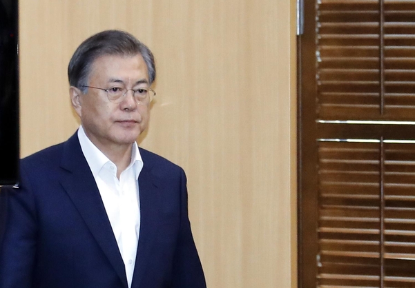 문재인 대통령이 12일 오후 청와대에서 열린 수석·보좌관회의에 참석하고 있다. /연합뉴스