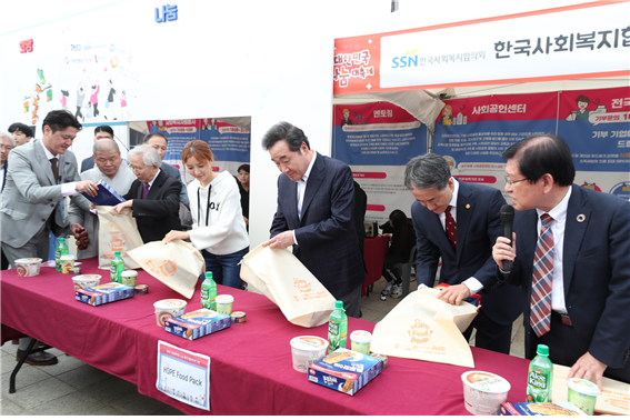 나눔대축제 한국사회복지협의회 부스에서 윤세아 한국사회복지협의회 홍보대사, 이낙연 국무총리, 박능후 보건복지부장관, 서상목 한국사회복지협의회 회장이 푸드팩 포장을 하고 있다. 사진=총리실 제공