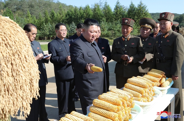 김정은 북한 국무위원장이 인민군 제810부대 산하 1116호 농장을 현지 지도했다고 9일 조선중앙통신이 보도했다./조선중앙통신·연합뉴스
