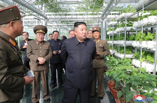 김정은 북한 국무위원장이 인민군 제810부대 산하 1116호 농장을 현지 지도했다고 9일 조선중앙통신이 보도했다./조선중앙통신·연합뉴스