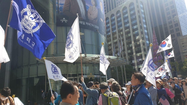 9일 서울 청계광장 앞에서는 서울대 광화문집회 추진위가 주도하는 집회가 열렸다. 추진위는 이날 조국 장관의 자녀의 인턴예정증명서 논란과 관련해, 풍자하는 증명서를 나눠주는 퍼포먼스를 벌였다. /박소정 기자