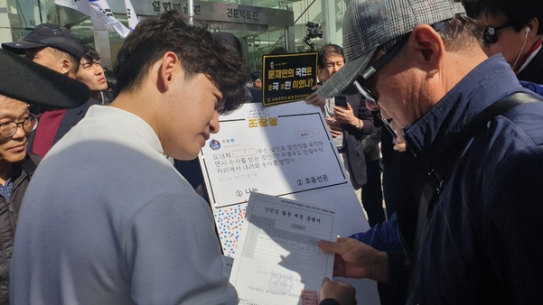9일 서울대 광화문집회 추진위가 서울 종로구 청계광장 앞에서 ‘조국 반대’ 집회를 열고, 조 장관의 자녀를 풍자하는 ‘인턴십 활동 예정 증명서’를 나눠주고 있다. /박소정 기자
