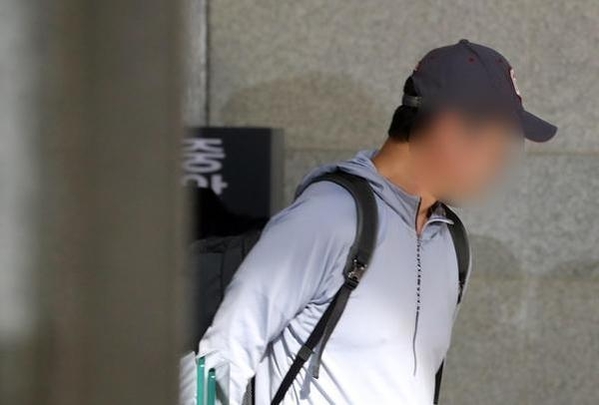조국 법무부 장관의 동생 조모씨가 지난 1일 조사를 받기 위해 서울중앙지검으로 들어서고 있다. /연합뉴스
