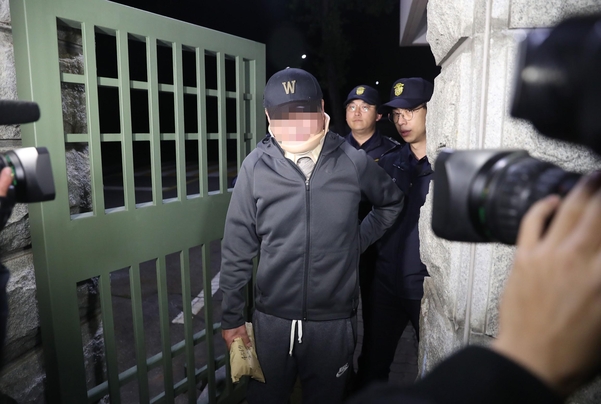 웅동학원 허위소송 및 채용비리 혐의(배임, 배임수재)를 받는 조국 법무장관의 동생 조모(52)씨가 9일 구속영장 기각으로 대기하고 있던 서울구치소를 나서고 있다./연합뉴스