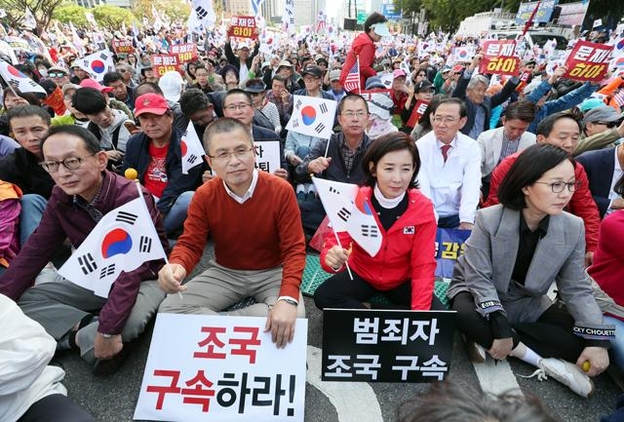 자유한국당 황교안 대표와 나경원 원내대표가 9일 오후 서울 광화문광장에서 조국 법무부 장관 사퇴 촉구 집회에 참가해 구호를 외치고 있다. /연합뉴스