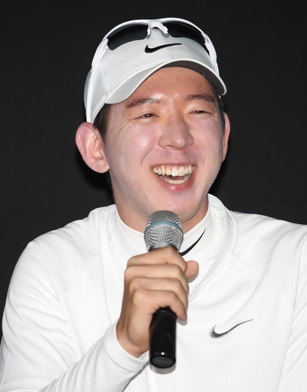 노승열이 기자들의 질문에 답하면서 웃고 있다.