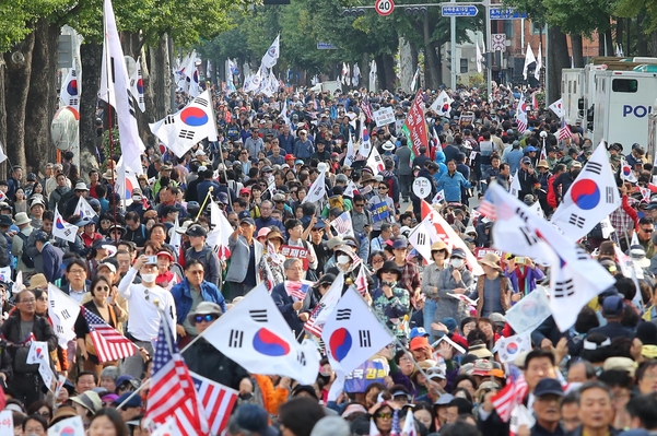 9일 오후 서울 청와대 사랑채 인근 도로가 '조국 법무부 장관 사퇴 촉구 집회'를 마치고 청와대 방면으로 행진하는 참가자와 미리 이곳에서 대기하는 참가자 등으로 가득 차 있다. /연합뉴스