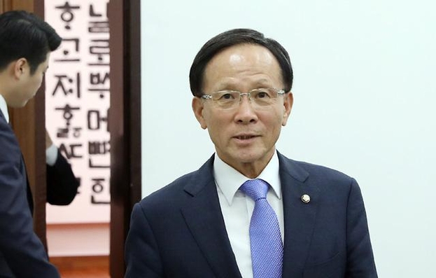 주미대사 내정자인 이수혁 더불어민주당 의원이 지난달 30일 국회에서 문희상 국회의장에게 이임 인사를 한뒤 의장실을 나오고 있다. /뉴시스