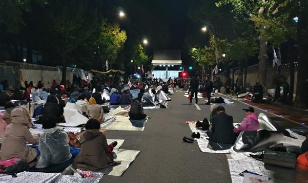 9일 밤 서울 종로구 청와대 사랑채 인근 효자로에서 시위대가 철야 집회를 벌이고 있다. /김우영 기자