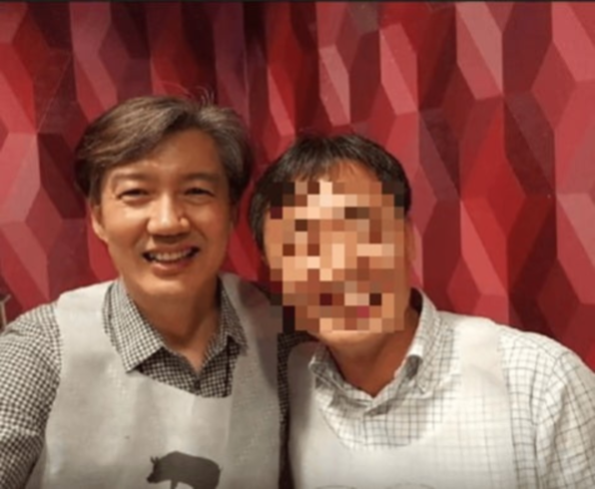 조국 법무장관이 청와대 민정수석 시절 행정관이었던 윤모 총경과 함께 찍은 사진. /자유한국당 김도읍 의원실 제공