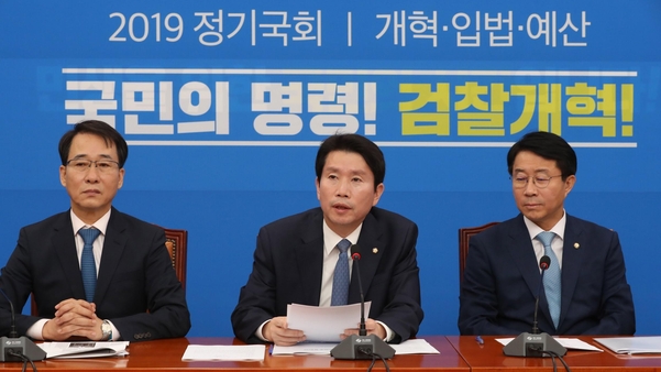 더불어민주당 이인영(가운데) 원내대표가 10일 당 정책조정회의에서 발언하고 있다. /연합뉴스