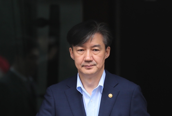 조국 법무장관이 10일 오전 서울 서초구 방배동 자택을 나서고 있다./연합뉴스
