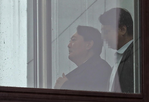윤석열 검찰총장이 7일 점심 식사를 위해 서울 서초구 대검찰청 구내식당으로 이동하고 있다./연합뉴스