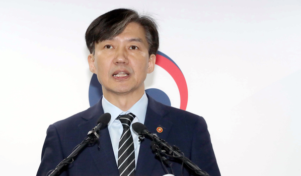 조국 법무장관이 8일 과천 정부청사에서 검찰 개혁안을 발표하고 있다. /연합뉴스