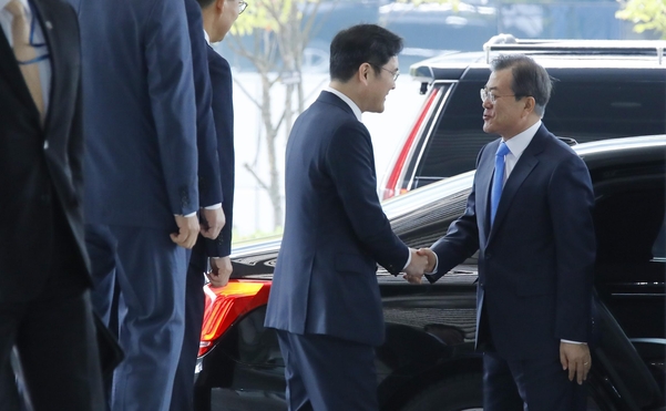 문재인 대통령과 이재용 삼성 부회장이 10일 오전 충남 아산시 삼성디스플레이 아산공장에서 열린 삼성디스플레이 신규 투자 및 상생협력 협약식에서 악수하고 있다. /연합뉴스