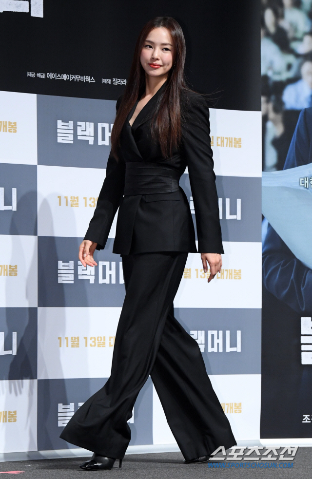 영화 '블랙머니'의 제작보고회가 10일 압구정CGV에서 열렸다. '블랙머니'는 수사를 위해서라면 거침없이 막 가는 양민혁 검사(조진웅)가 자신이 조사를 담당한 피의자의 자살로 인해 곤경에 처하게 되고, 누명을 벗기 위해 사건의 내막을 파헤치다 거대한 금융 비리의 실체와 마주하게 되면서 벌어지는 이야기다. 포토타임을 갖는 이하늬의 모습. 압구정=허상욱 기자 wook@sportschosun.com/2019.10.10/