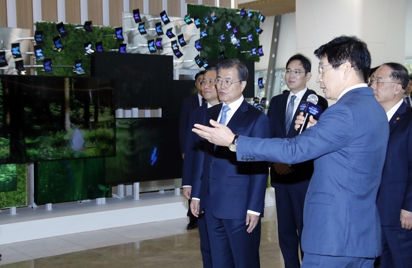 문재인 대통령이 10일 오전 충남 아산시 삼성디스플레이 아산공장을 방문, 이재용 삼성전자 부회장과 함께 삼성 최신 디스플레이를 통해 디스플레이 기술 발전사를 보여주는 '디스플레이의 꿈'을 살펴보고 있다. /연합뉴스