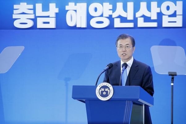 문재인 대통령이 10일 오후 충남 홍성군 충남도청에서 열린 해양신산업 발전전략 보고회에서 발언하고 있다. /연합뉴스