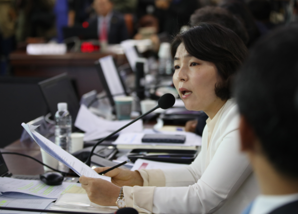 자유한국당 전희경 의원이 10일 서울대학교에서 열린 국회 교육위원회 국정감사에서 질의하고 있다. /연합뉴스