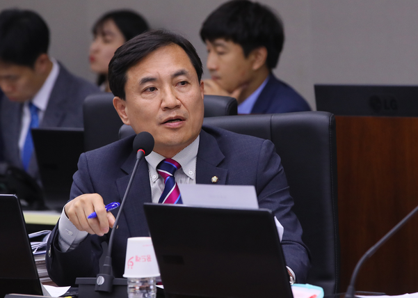 자유한국당 김진태 의원이 10일 세종시 정부세종청사 국회세종회의장에서 열린 국회 정무위원회 국민권익위원회·국가보훈처 등 국정감사에서 질의하고 있다./연합뉴스