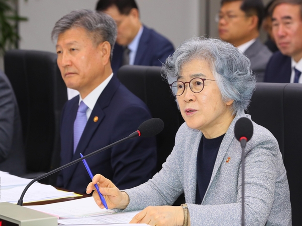 박은정 국민권익위원장(오른쪽)이 10일 세종시 정부세종청사 국회세종회의장에서 열린 국회 정무위원회 국민권익위원회·국가보훈처 등 국정감사에서 의원 질의에 답변하고 있다. 왼쪽은 박삼득 국가보훈처장/연합뉴스