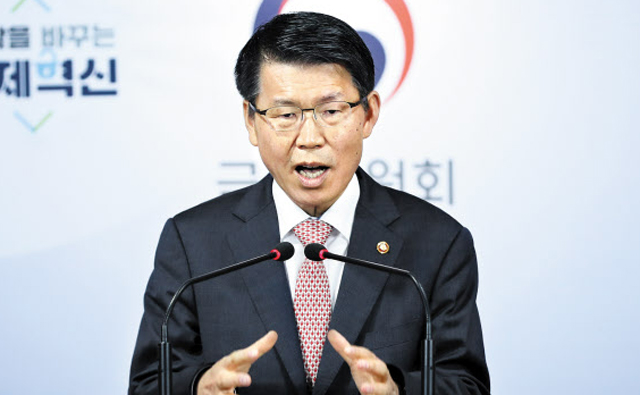 은성수 금융위원장, 사모펀드 규제 강화 시사 - 취임 한 달을 맞은 은성수 금융위원장이 10일 정부서울청사에서 가진 첫 기자간담회에서 금융 현안에 대해 설명하고 있다. 은 위원장은 “금융위원장이 되기 전 밖에서 봤을 때 사모펀드 시장을 자유롭게 해줘야겠다는 생각이 있었다”며 “하지만 최근 파생결합증권(DLS) 불완전 판매, 정치권 사모펀드(조국 펀드), 라임자산운용 펀드 환매 중단 사태 등 악재가 반복되고 있어 개인 투자자 보호 입장으로 서서히 변하고 있다”고 말했다. 사모펀드 규제를 강화하겠다는 뜻이다. 해외 금리 연계 DLS나 라임자산운용 펀드 환매 중단 사태와 관련, 은 위원장은 “당국자로서 조심스러운 표현이긴 한데, 세상에 공짜 점심은 없다”며 금융회사뿐 아니라 투자자도 책임이 있다는 입장을 밝혔다.