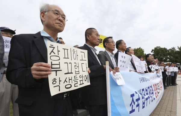 지난달 27일 오후 서울 청와대 분수대 앞 광장에서 ‘사회 정의를 바라는 전국 교수 모임’ 회원들이 조국 법무부 장관 임명 철회를 요구하며 시국선언을 하고 있다. /오종찬 기자