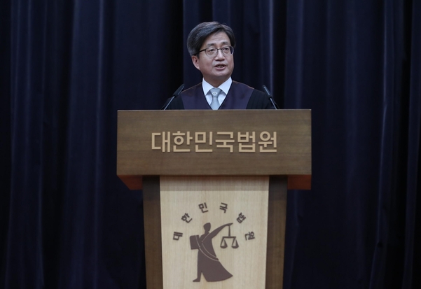 김명수 대법원장이 11일 오후 서울 서초구 대법원에서 열린 신임 법관 임명식에서 신임 법관들에게 당부의 말을 하고 있다./연합뉴스