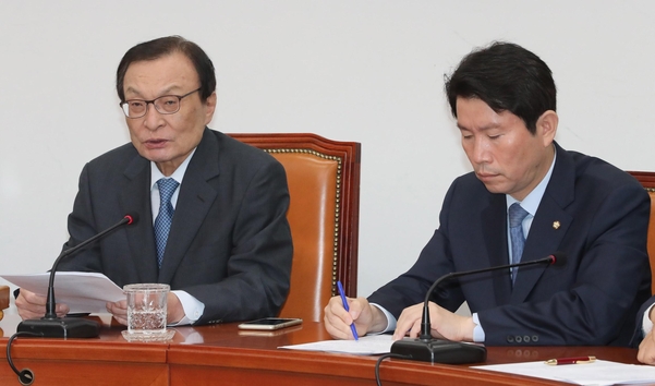 더불어민주당 이해찬(왼쪽) 대표가 11일 오전 국회에서 열린 최고위원회의에서 발언하고 있다. 오른쪽은 이인영 원내대표/연합뉴스