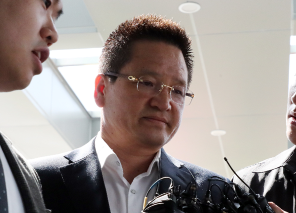 건설업자 윤중천씨가 조사를 받기 위해 서울동부지검으로 출석하는 모습./연합뉴스