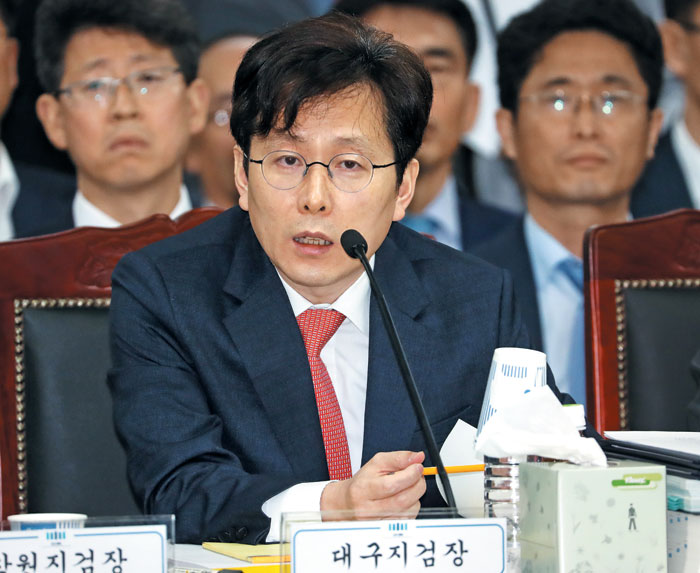 김학의 전 법무부 차관 성 접대 의혹 사건의 수사단장을 맡았던 여환섭 대구지검장이 11일 대구지검에 대한 국회 법사위 국감에서 '건설업자 윤중천은 '윤석열 검찰총장이 강원도 별장에 왔다고 진술한 적이 없다'고 했다'고 답변하고 있다.