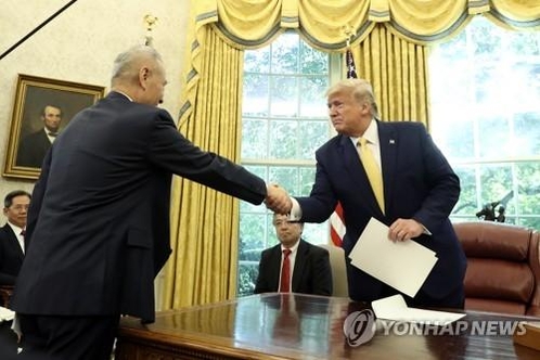 류허 중국 부총리를 만난 트럼프 미국 대통령. /AP연합뉴스