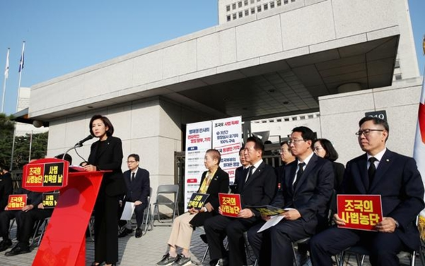 자유한국당 나경원 원내대표 등 원내 지도부가 11일 오전 서울 서초동 대법원 앞에서 조국 법무부 장관 동생 구속영장 기각에 항의하는 규탄회의에 앞서 발언하고 있다. /연합뉴스