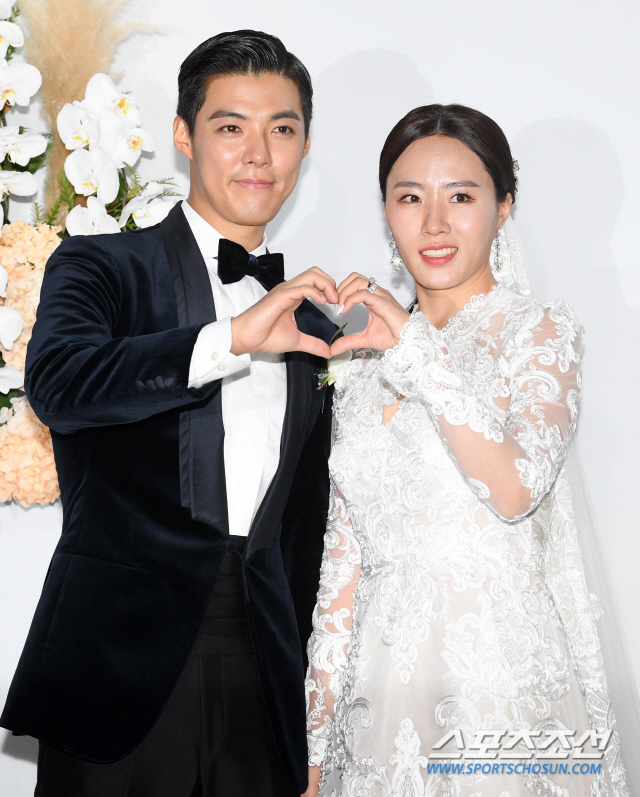 가수 강남과 전 국가대표 스피드 스케이팅 이상화가 12일 서울 광진구 비스타 워커힐 호텔에서 결혼식을 올린다. 강남과 이상화는 지난해 SBS TV 예능물 '정글의 법칙'을 통해 연인으로 발전했다. 지난 3월 열애를 인정했고 결혼식을 올린다. 취재진에 포즈를 취하는 강남 이상화의 모습. 허상욱 기자 wook@sportschosun.com/2019.10.12/