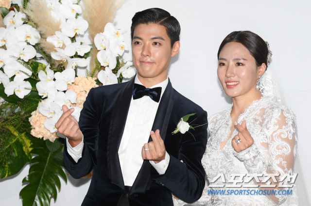 가수 강남과 전 국가대표 스피드 스케이팅 이상화가 12일 서울 광진구 비스타 워커힐 호텔에서 결혼식을 올린다. 강남과 이상화는 지난해 SBS '정글의 법칙'을 통해 연인으로 발전했다. 취재진에 포즈를 취하는 강남 이상화의 모습. 허상욱 기자 wook@sportschosun.com/2019.10.12/