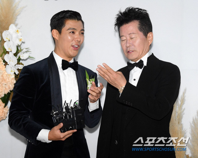 가수 강남과 전 국가대표 스피드 스케이팅 이상화가 12일 서울 광진구 비스타 워커힐 호텔에서 결혼식을 올린다. 강남과 이상화는 지난해 SBS TV 예능물 '정글의 법칙'을 통해 연인으로 발전했다. 지난 3월 열애를 인정했고 결혼식을 올린다. 결혼식에 앞서 취재진에 소감을 전하는 강남과 주례를 맡은 태진아의 모습. 허상욱 기자 wook@sportschosun.com/2019.10.12/