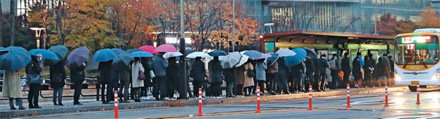 서울행 버스 기다리는 ‘서울 탈출族’ - 30대들이 비싼 집값과 물가 탓에 서울을 떠나 수도권으로 향하는 ‘서울 엑소더스’가 이어지고 있다. 사진은 경기 화성 동탄신도시의 한 버스정류장에서 통근자들이 길게 줄을 선 채 서울행 버스를 기다리고 있는 모습.