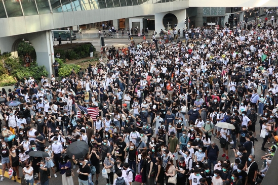 지난 4일 홍콩 시위대가 홍콩 금융가인 센트럴 지역에서 반중 시위를 벌이며 도심을 행진하고 있다. /홍콩=이용성 기자