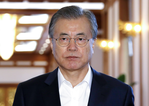 문재인 대통령이 8일 오전 청와대에서 열린 국무회의에 입장하고 있다./연합뉴스