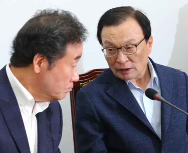 이낙연 국무총리(왼쪽)와 더불어민주당 이해찬 대표가 4일 오후 국회에서 일본의 화이트리스트(백색국가 명단) 배제 조치에 따른 대응방안을 논의하기 위해 열린 당·정·청 협의회에서 대화하고 있다./연합뉴스