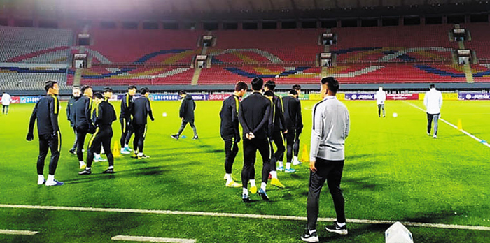 14일 중국 베이징을 떠나 평양에 도착한 한국 축구 국가대표 선수들이 월드컵 2차 예선 경기 장소인 김일성경기장에서 가볍게 몸을 풀며 적응 훈련을 하고 있다.