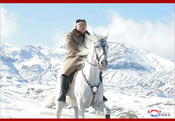 김정은 북한 국무위원장이 백마를 타고 백두산에 올랐다고 조선중앙통신이 16일 보도했다./연합뉴스·조선중앙통신