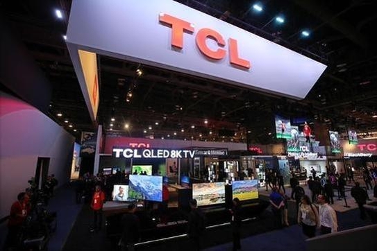 올해 1월 라스베이거스에서 열린 ‘CES 2019’에서 관람객들이 중국 TCL 전시관을 둘러보고 있다. /연합뉴스