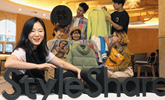 패션 스타트업 스타일쉐어의 윤자영(사진 왼쪽) 대표가 서울 강남 사무실에서 인터뷰를 하다 웃고 있는 모습.