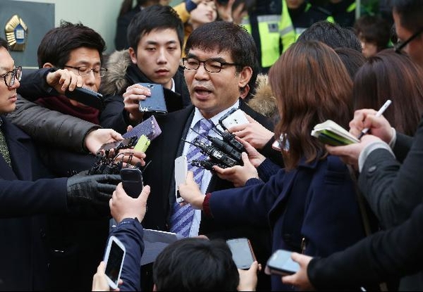 이석기 전 통합진보당 의원에 대한 선고공판이 열린 2014년 2월 17일 이 전 의원의 변호인인 김칠준 변호사가 수원지법 청사를 나서고 있다./ 조선일보 DB