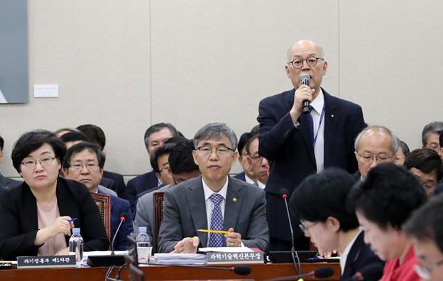 이병권 KIST 원장이 18일 오전 국회에서 열린 국회 과학기술정보방송통신위원회 국정감사에서 답변하고 있다. /연합뉴스