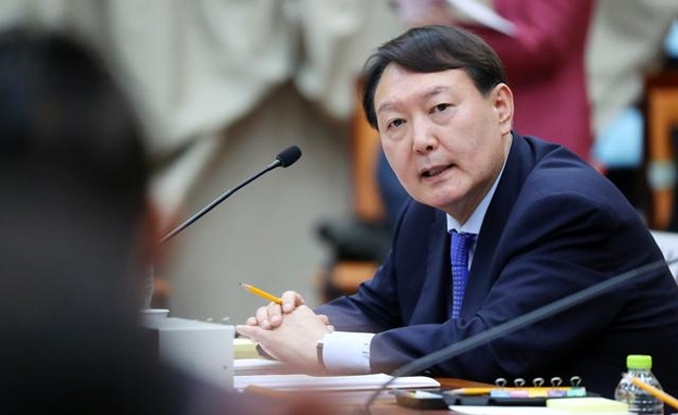 윤석열 검찰총장이 17일 국회 법제사법위원회의 대검찰청 국정감사에서 의원 질의에 답변하고 있다. /뉴시스