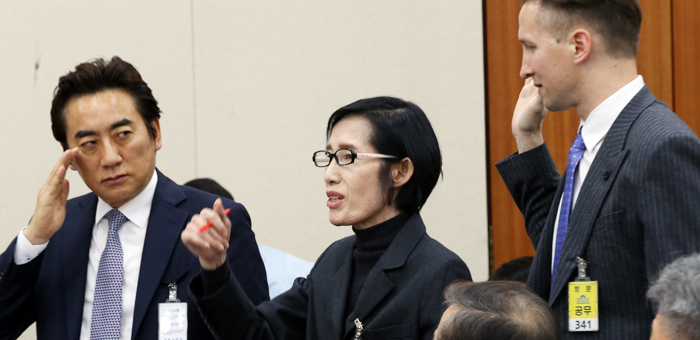 18일 오후 국회 정무위의 국가보훈처에 대한 국감에서 피우진(가운데) 전 국가보훈처장이 증인 선서 직전 신상 발언을 통해 증인 선서와 증언을 거부한다고 밝히고 있다. 야당 의원들은 “초유의 사태”라며 피 전 처장 고발을 주장했다.