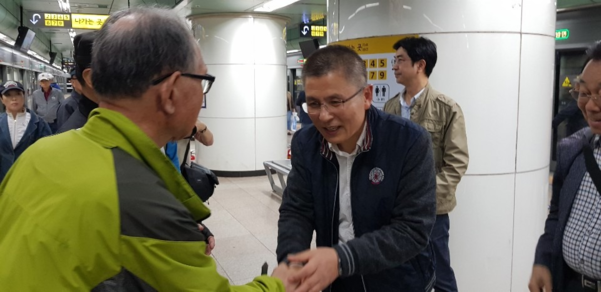 자유한국당 황교안 대표가 19일 서울지하철5호선 광화문역에서 시민과 만나 악수하고 있다./ 황교안 대표 페이스북 계정